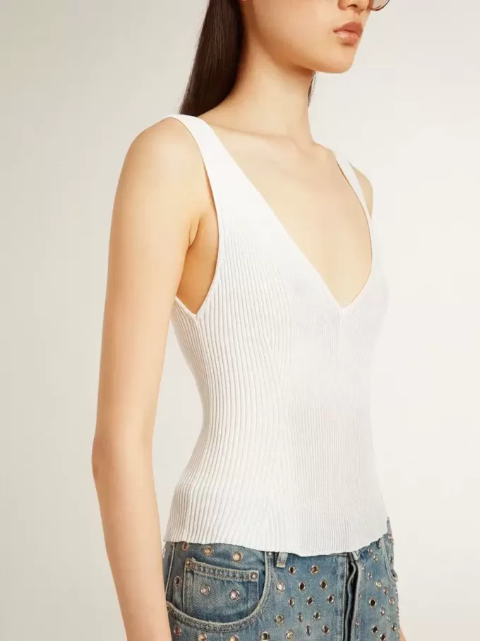 Top sin mangas bordado con ribetes desgastados en color blanco Top sin mangas bordado con ribetes desgastados en color blanco