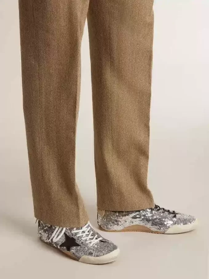 True-Star para hombre con lentejuelas plateadas, estrella negra y lengüeta de cuero beige en el talón True-Star para hombre con lentejuelas plateadas, estrella negra y lengüeta de cuero beige en el talón