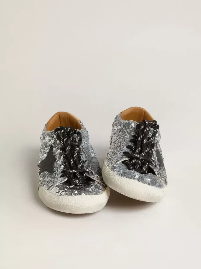 True-Star para hombre con lentejuelas plateadas, estrella negra y lengüeta de cuero beige en el talón True-Star para hombre con lentejuelas plateadas, estrella negra y lengüeta de cuero beige en el talón