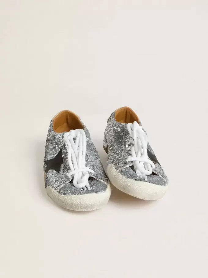 True-Star para hombre con lentejuelas plateadas, estrella negra y lengüeta de cuero beige en el talón True-Star para hombre con lentejuelas plateadas, estrella negra y lengüeta de cuero beige en el talón