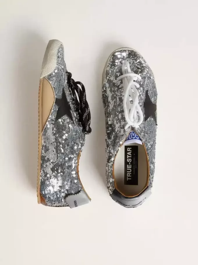 True-Star para mujer con lentejuelas plateadas, estrella negra y lengüeta de cuero plateado en el talón True-Star para mujer con lentejuelas plateadas, estrella negra y lengüeta de cuero plateado en el talón