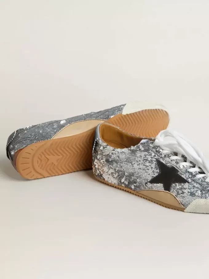 True-Star para mujer con lentejuelas plateadas, estrella negra y lengüeta de cuero plateado en el talón True-Star para mujer con lentejuelas plateadas, estrella negra y lengüeta de cuero plateado en el talón