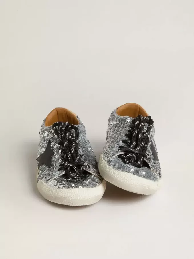 True-Star para mujer con lentejuelas plateadas, estrella negra y lengüeta de cuero plateado en el talón True-Star para mujer con lentejuelas plateadas, estrella negra y lengüeta de cuero plateado en el talón