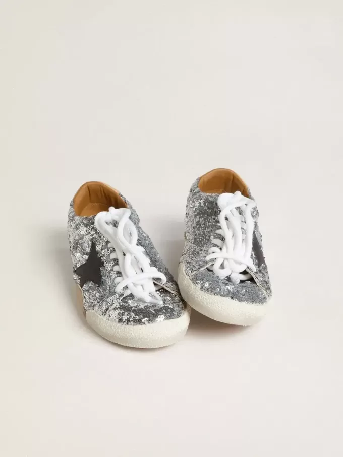 True-Star para mujer con lentejuelas plateadas, estrella negra y lengüeta de cuero plateado en el talón True-Star para mujer con lentejuelas plateadas, estrella negra y lengüeta de cuero plateado en el talón