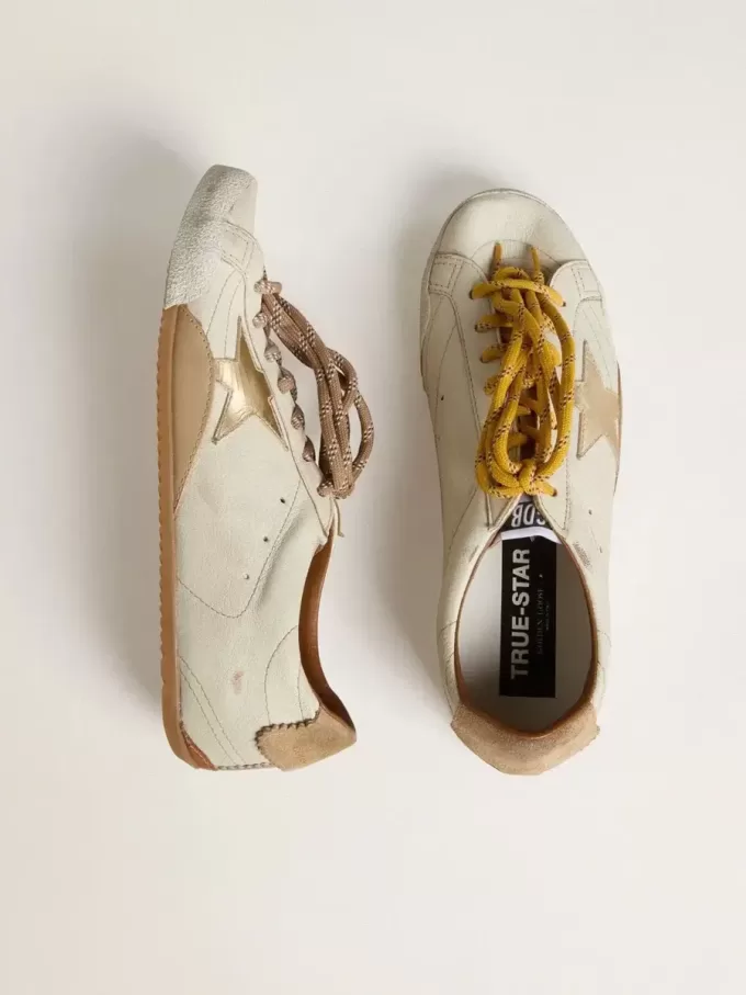 True-Star para mujer en piel napa blanca con estrella dorada y lengüeta del talón en ante beige True-Star para mujer en piel napa blanca con estrella dorada y lengüeta del talón en ante beige