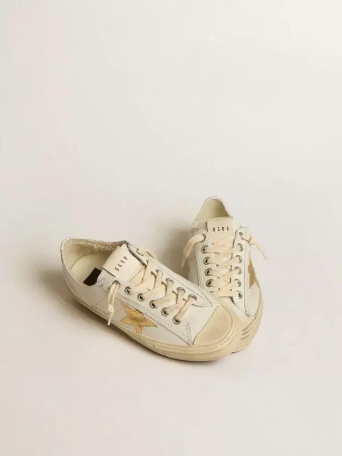 V-Star en piel blanca con estrella de piel metalizada dorada V-Star en piel blanca con estrella de piel metalizada dorada