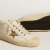 V-Star en piel blanca con estrella de piel metalizada dorada V-Star en piel blanca con estrella de piel metalizada dorada