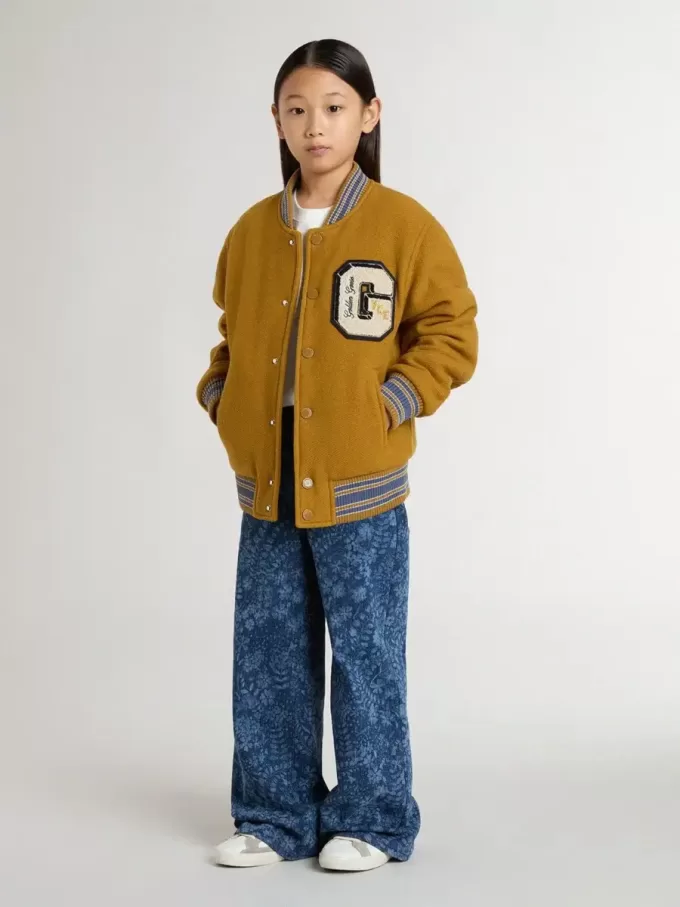 Vaqueros anchos para niña con estampado y lavado medio Vaqueros anchos para niña con estampado y lavado medio