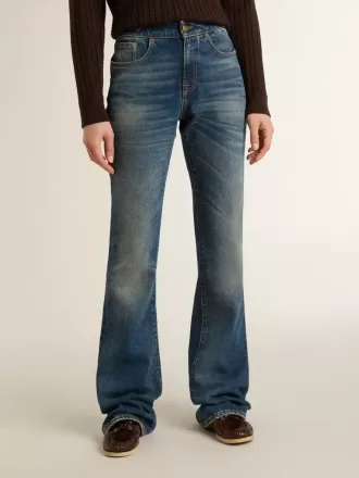 Vaqueros bootcut para mujer con lavado vintage y detalles metálicos