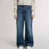 Vaqueros bootcut para niña con lavado medio y bordados Vaqueros bootcut para niña con lavado medio y bordados