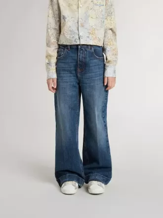Vaqueros bootcut para niña con lavado medio y bordados Vaqueros bootcut para niña con lavado medio y bordados