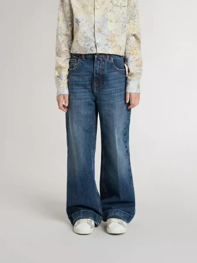 Vaqueros bootcut para niña con lavado medio y bordados Vaqueros bootcut para niña con lavado medio y bordados