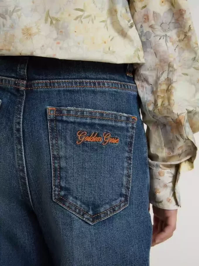 Vaqueros bootcut para niña con lavado medio y bordados Vaqueros bootcut para niña con lavado medio y bordados