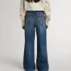 Vaqueros bootcut para niña con lavado medio y bordados Vaqueros bootcut para niña con lavado medio y bordados