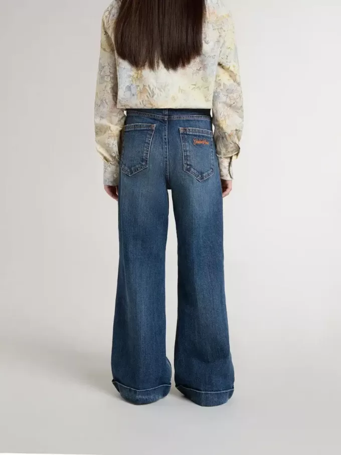 Vaqueros bootcut para niña con lavado medio y bordados Vaqueros bootcut para niña con lavado medio y bordados