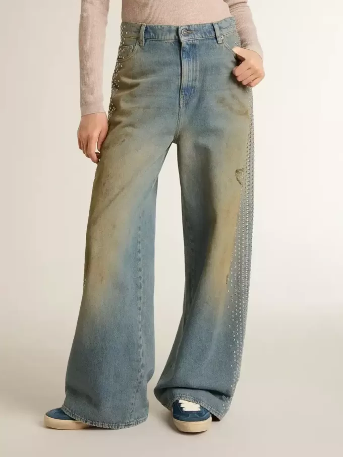 Vaqueros boyfriend para mujer con efecto desgastado, lavado arena y tachuelas. Vaqueros boyfriend para mujer con efecto desgastado, lavado arena y tachuelas.