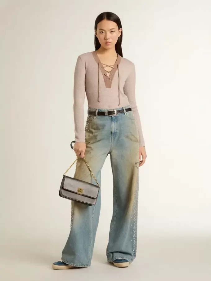 Vaqueros boyfriend para mujer con efecto desgastado, lavado arena y tachuelas. Vaqueros boyfriend para mujer con efecto desgastado, lavado arena y tachuelas.
