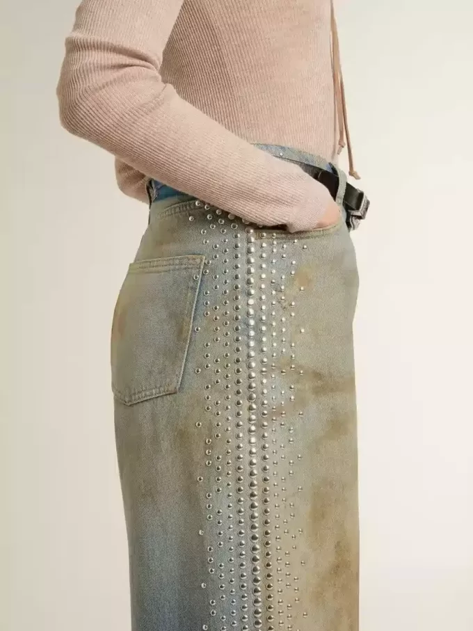 Vaqueros boyfriend para mujer con efecto desgastado, lavado arena y tachuelas. Vaqueros boyfriend para mujer con efecto desgastado, lavado arena y tachuelas.