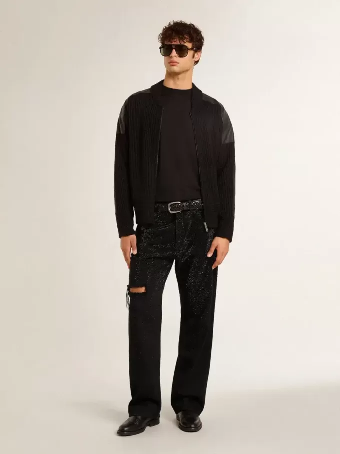 Vaqueros negros de hombre con corte holgado y cristales con efecto degradado en toda la prenda. Vaqueros negros de hombre con corte holgado y cristales con efecto degradado en toda la prenda.