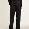 Vaqueros negros de hombre con corte holgado y cristales con efecto degradado en toda la prenda. Vaqueros negros de hombre con corte holgado y cristales con efecto degradado en toda la prenda.