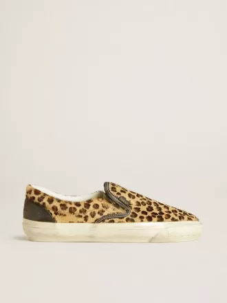 VCE Penstar para hombre en piel de potro con estampado de leopardo y lengüeta de cuero negro en el talón