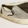 VCE Penstar para hombre en piel plateada metalizada con lengüeta del talón en piel negra VCE Penstar para hombre en piel plateada metalizada con lengüeta del talón en piel negra