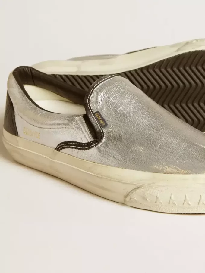 VCE Penstar para hombre en piel plateada metalizada con lengüeta del talón en piel negra VCE Penstar para hombre en piel plateada metalizada con lengüeta del talón en piel negra