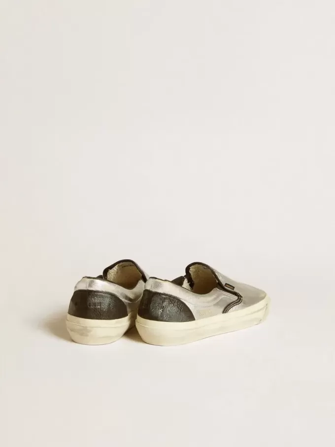 VCE Penstar para mujer en piel plateada metalizada con lengüeta del talón en piel negra VCE Penstar para mujer en piel plateada metalizada con lengüeta del talón en piel negra