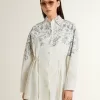 Vestido camisero corto de mujer en algodón a rayas blancas con estampado azul marino Vestido camisero corto de mujer en algodón a rayas blancas con estampado azul marino