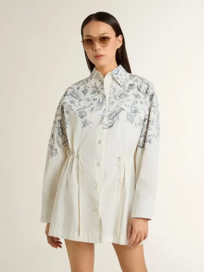 Vestido camisero corto de mujer en algodón a rayas blancas con estampado azul marino Vestido camisero corto de mujer en algodón a rayas blancas con estampado azul marino