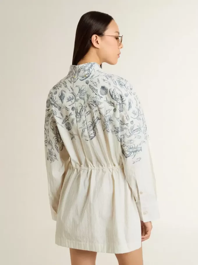 Vestido camisero corto de mujer en algodón a rayas blancas con estampado azul marino Vestido camisero corto de mujer en algodón a rayas blancas con estampado azul marino