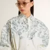 Vestido camisero corto de mujer en algodón a rayas blancas con estampado azul marino Vestido camisero corto de mujer en algodón a rayas blancas con estampado azul marino