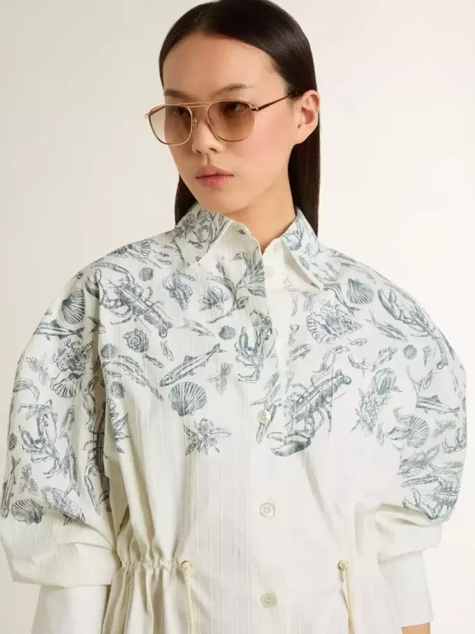 Vestido camisero corto de mujer en algodón a rayas blancas con estampado azul marino Vestido camisero corto de mujer en algodón a rayas blancas con estampado azul marino
