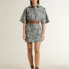 Vestido camisero corto de mujer en popelín de algodón azul claro con estampado marino integral Vestido camisero corto de mujer en popelín de algodón azul claro con estampado marino integral