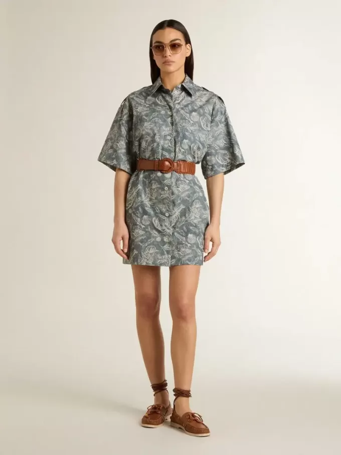 Vestido camisero corto de mujer en popelín de algodón azul claro con estampado marino integral Vestido camisero corto de mujer en popelín de algodón azul claro con estampado marino integral