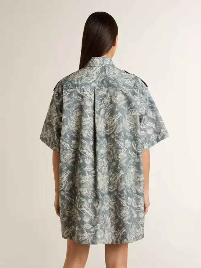 Vestido camisero corto de mujer en popelín de algodón azul claro con estampado marino integral Vestido camisero corto de mujer en popelín de algodón azul claro con estampado marino integral