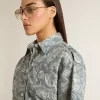 Vestido camisero corto de mujer en popelín de algodón azul claro con estampado marino integral Vestido camisero corto de mujer en popelín de algodón azul claro con estampado marino integral
