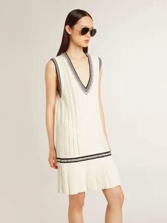 Vestido camisero de algodón blanco desgastado para mujer con ribetes azul oscuro y cristales