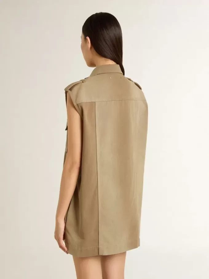 Vestido camisero de mujer en denim color arena con detalles militares Vestido camisero de mujer en denim color arena con detalles militares