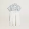 Vestido camisero para niña en lona de algodón blanca con estampado náutico azul y ribetes blancos Vestido camisero para niña en lona de algodón blanca con estampado náutico azul y ribetes blancos