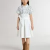 Vestido camisero para niña en lona de algodón blanca con estampado náutico azul y ribetes blancos Vestido camisero para niña en lona de algodón blanca con estampado náutico azul y ribetes blancos