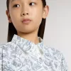 Vestido camisero para niña en lona de algodón blanca con estampado náutico azul y ribetes blancos Vestido camisero para niña en lona de algodón blanca con estampado náutico azul y ribetes blancos