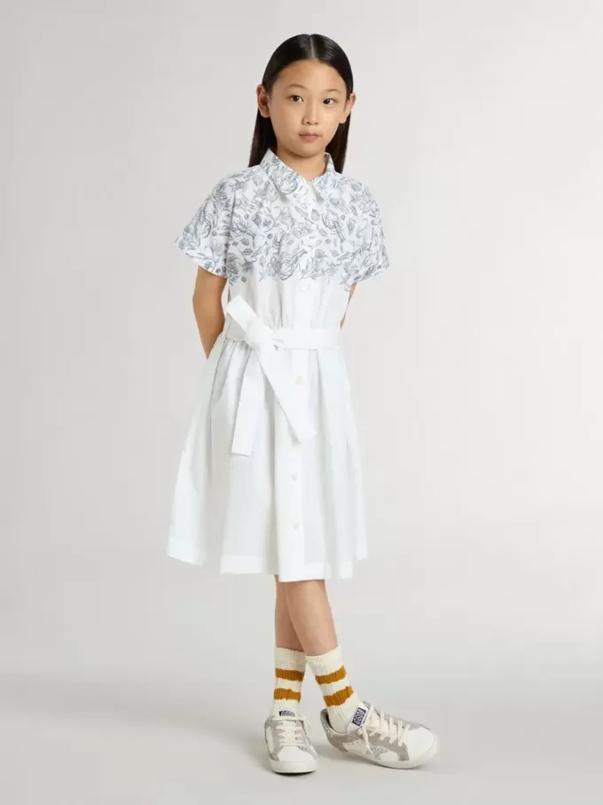 Vestido camisero para niña en lona de algodón blanca con estampado náutico azul y ribetes blancos Vestido camisero para niña en lona de algodón blanca con estampado náutico azul y ribetes blancos