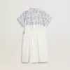 Vestido camisero para niña en lona de algodón blanca con estampado náutico azul y ribetes blancos Vestido camisero para niña en lona de algodón blanca con estampado náutico azul y ribetes blancos