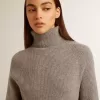 Vestido de lana acanalado gris jaspeado con cuello alto Vestido de lana acanalado gris jaspeado con cuello alto