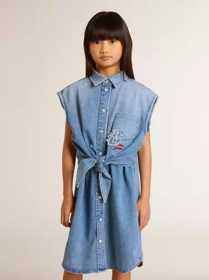 Vestido vaquero para niña con lazo delantero y bordados Vestido vaquero para niña con lazo delantero y bordados