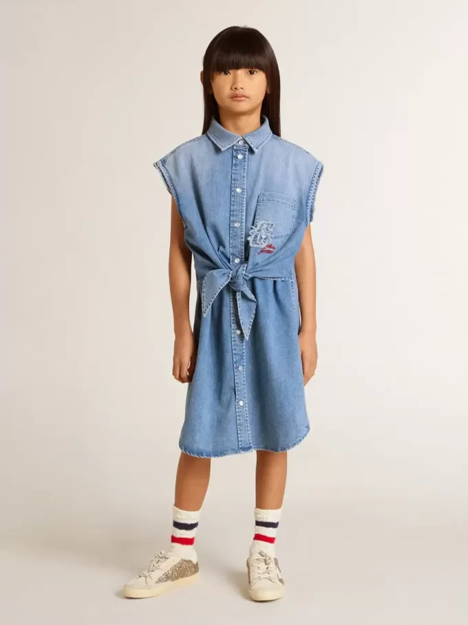 Vestido vaquero para niña con lazo delantero y bordados Vestido vaquero para niña con lazo delantero y bordados