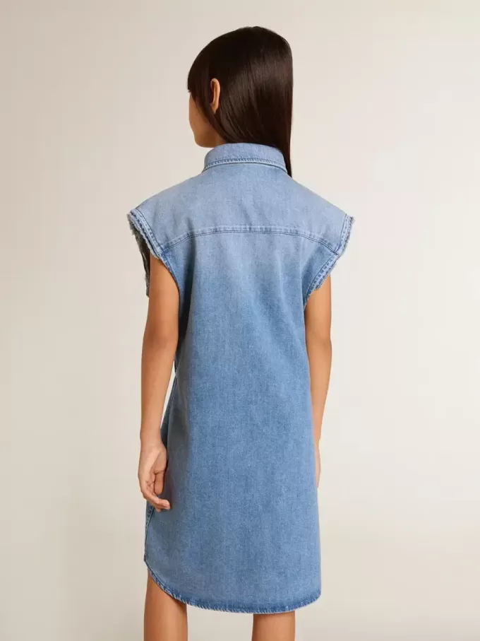 Vestido vaquero para niña con lazo delantero y bordados Vestido vaquero para niña con lazo delantero y bordados