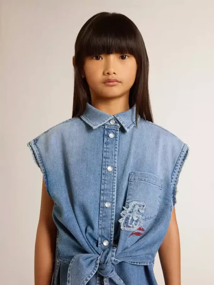 Vestido vaquero para niña con lazo delantero y bordados Vestido vaquero para niña con lazo delantero y bordados