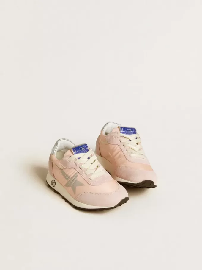 Young Marathon en nailon rosa con estrella estampada y lengüeta de cuero en el talón. Young Marathon en nailon rosa con estrella estampada y lengüeta de cuero en el talón.